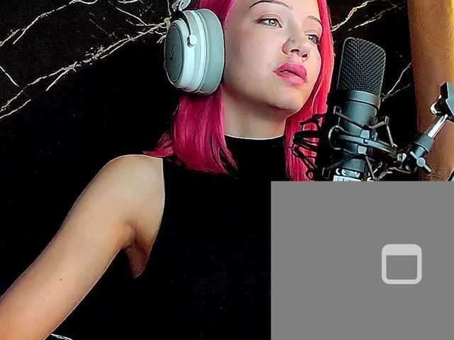 Molodaya live cam on BongaCams
