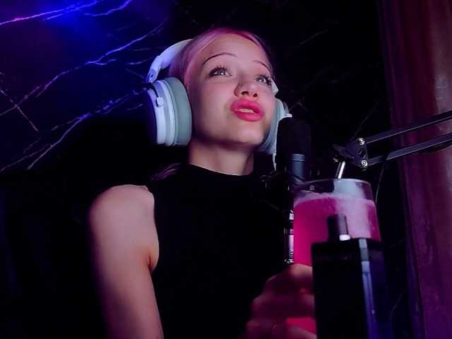 Molodaya live cam on BongaCams