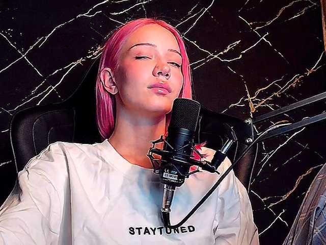 Molodaya live cam on BongaCams