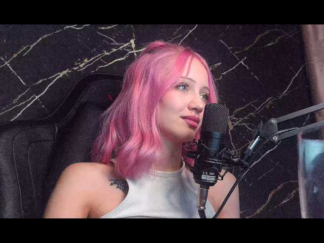 Molodaya live cam on BongaCams