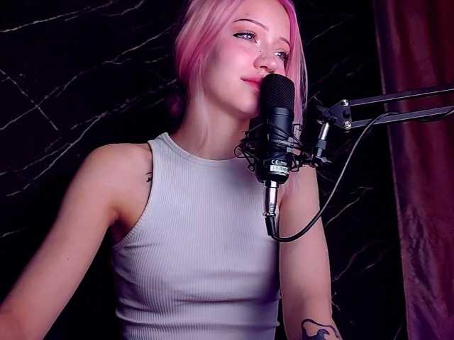 Molodaya live cam on BongaCams