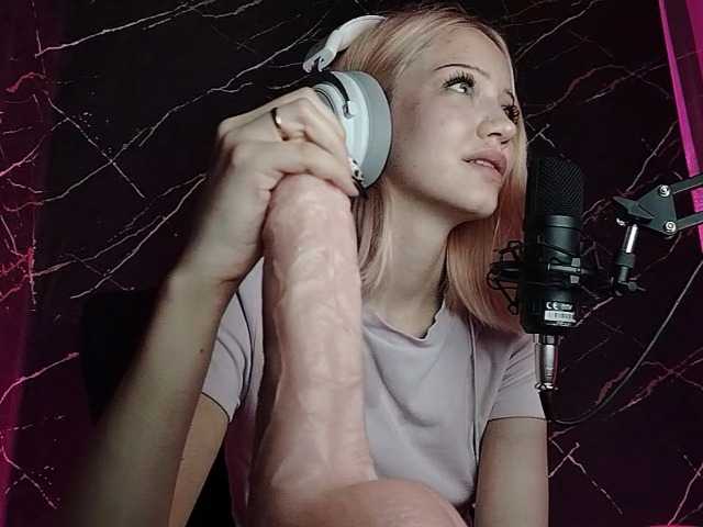 Molodaya live cam on BongaCams