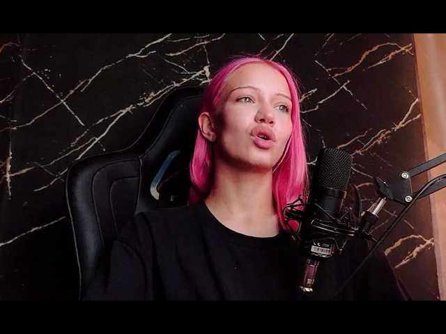 Molodaya live cam on BongaCams