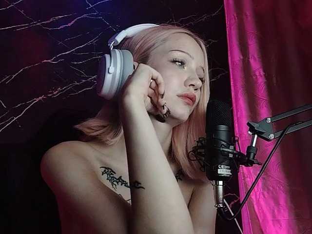 Molodaya live cam on BongaCams