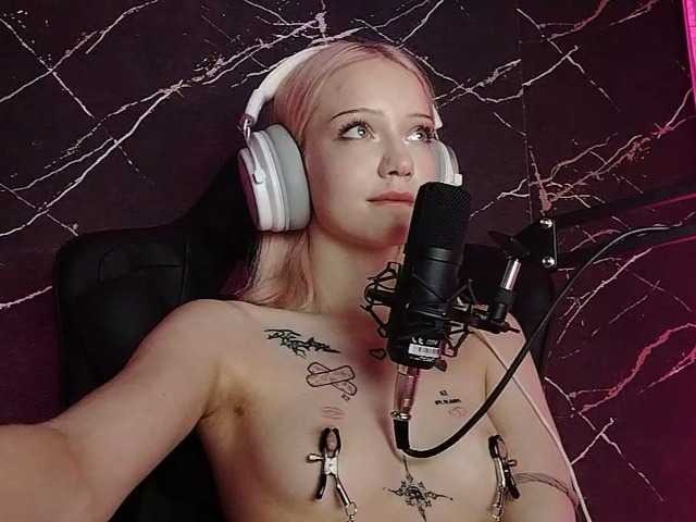 Molodaya live cam on BongaCams