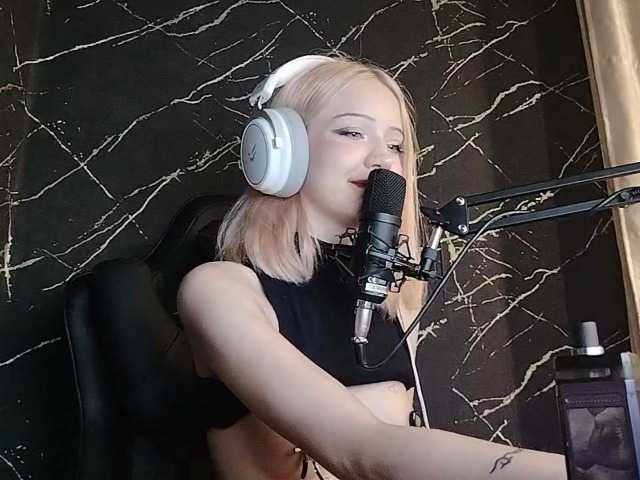 Molodaya live cam on BongaCams