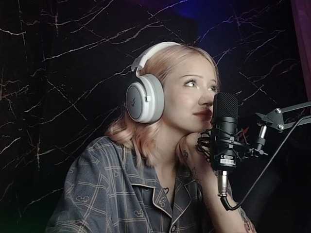 Molodaya live cam on BongaCams