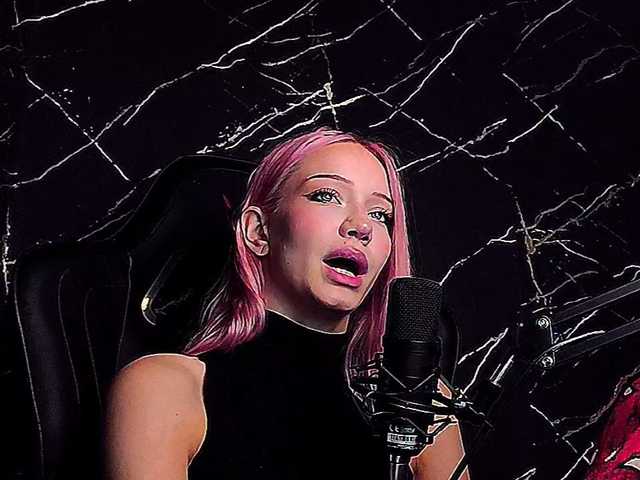 Molodaya live cam on BongaCams