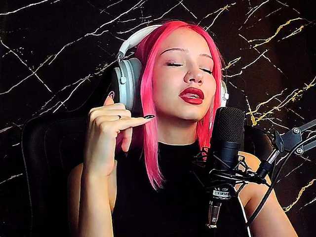 Molodaya live cam on BongaCams