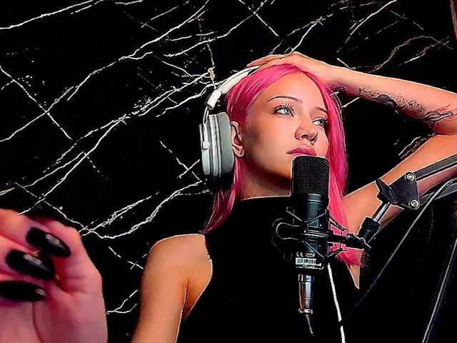 Molodaya live cam on BongaCams