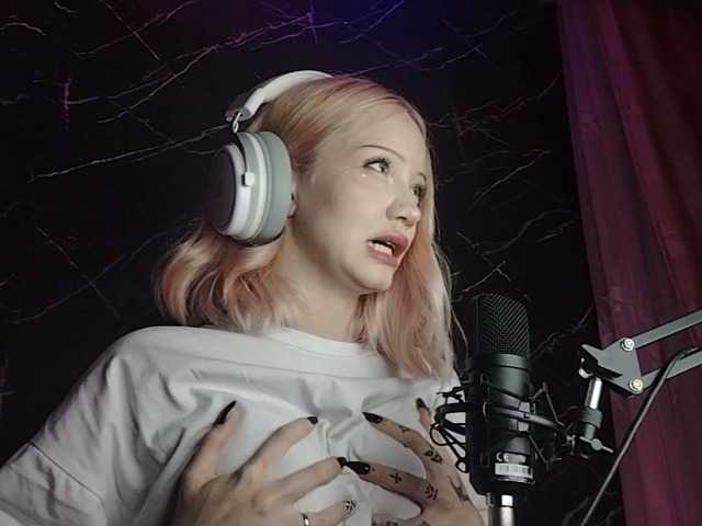 Molodaya live cam on BongaCams