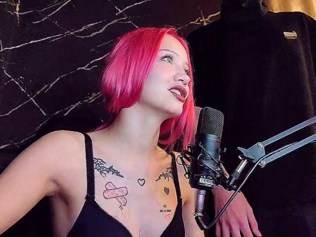 Molodaya live cam on BongaCams