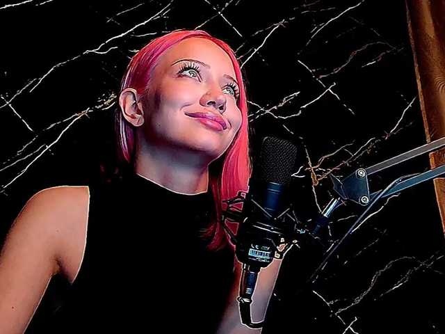 Molodaya live cam on BongaCams