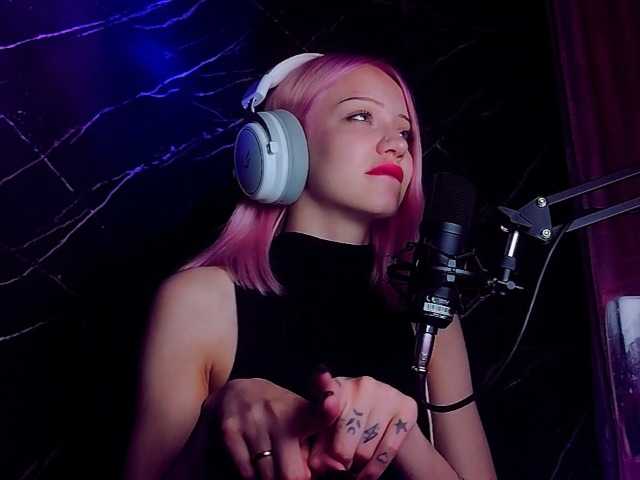 Molodaya live cam on BongaCams