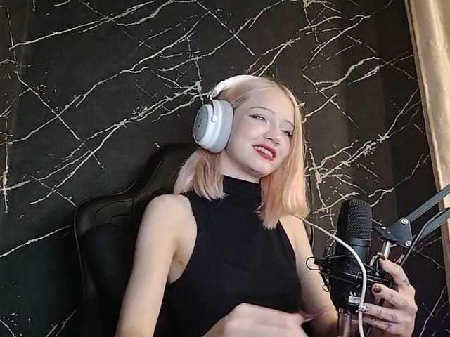 Molodaya live cam on BongaCams