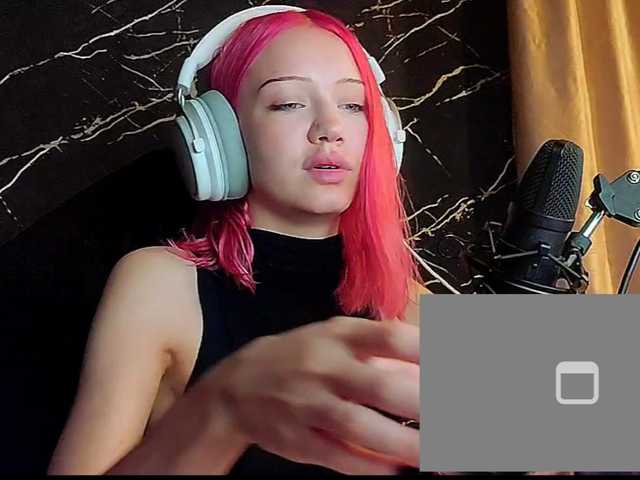 Molodaya live cam on BongaCams