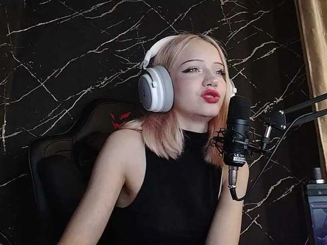 Molodaya live cam on BongaCams