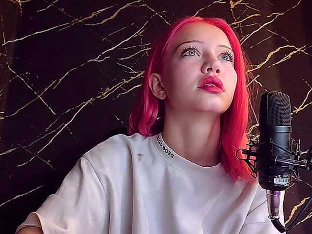 Molodaya live cam on BongaCams