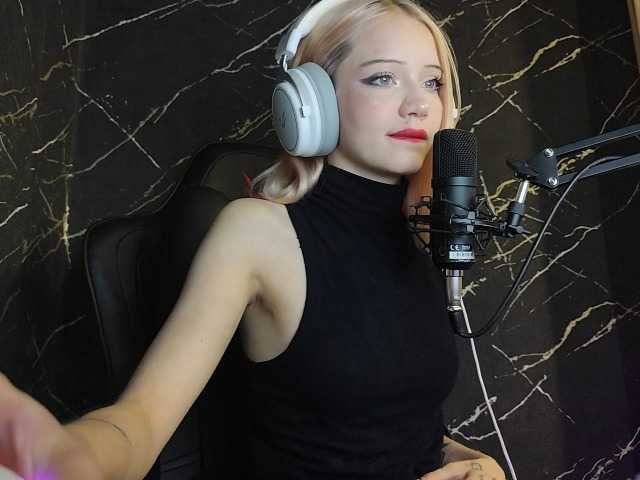 Molodaya live cam on BongaCams