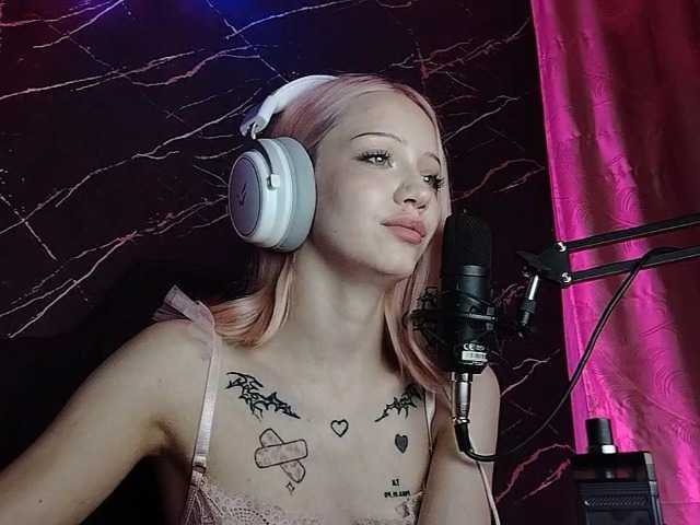 Molodaya live cam on BongaCams