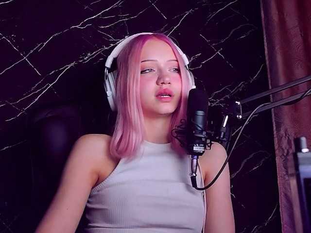 Molodaya live cam on BongaCams