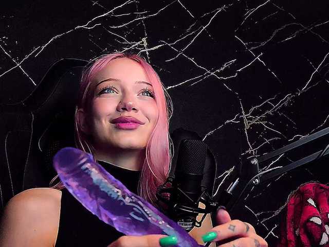 Molodaya live cam on BongaCams