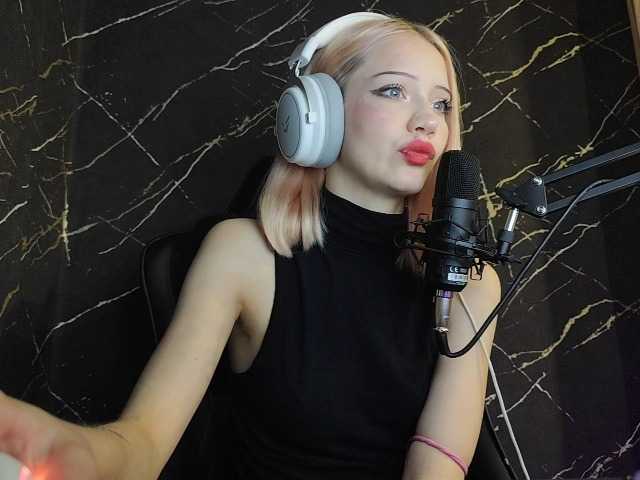 Molodaya live cam on BongaCams