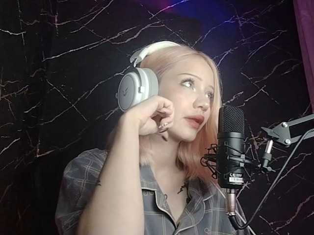Molodaya live cam on BongaCams