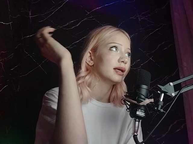 Molodaya live cam on BongaCams