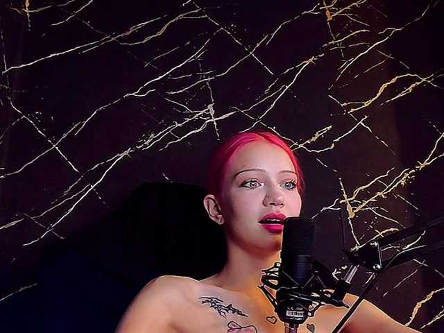 Molodaya live cam on BongaCams