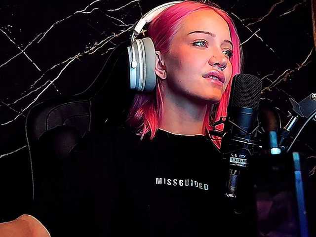 Molodaya live cam on BongaCams