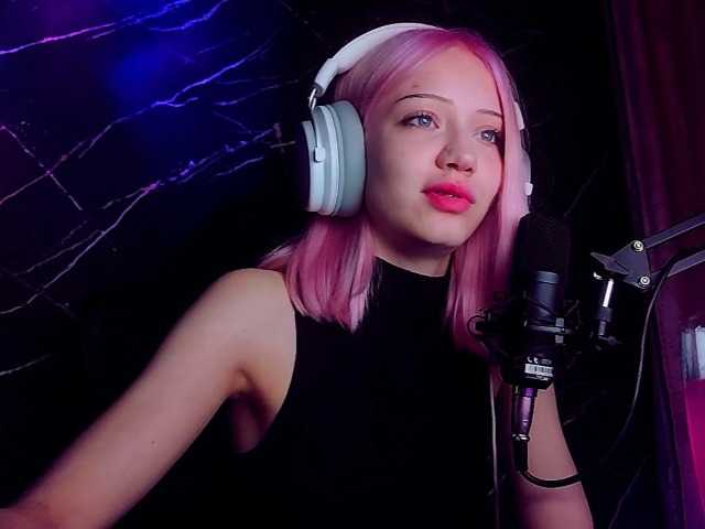 Molodaya live cam on BongaCams