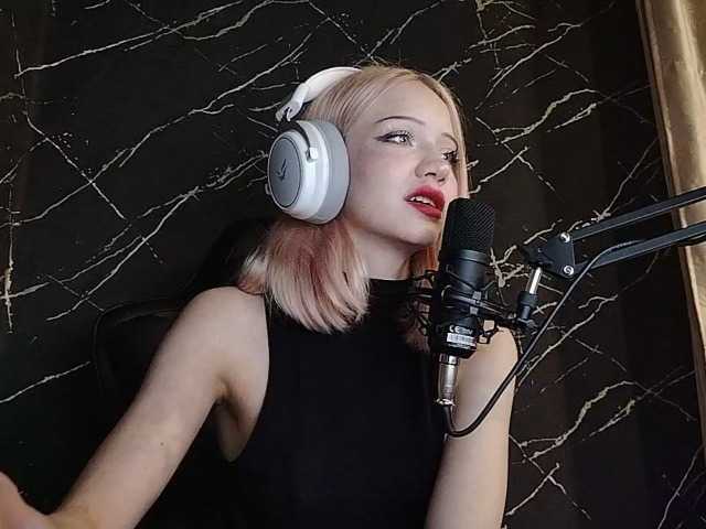 Molodaya live cam on BongaCams