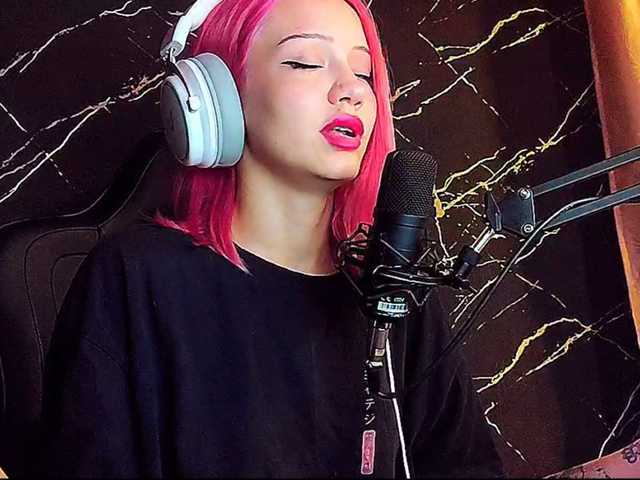 Molodaya live cam on BongaCams