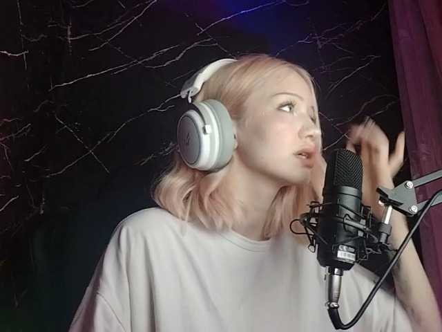 Molodaya live cam on BongaCams