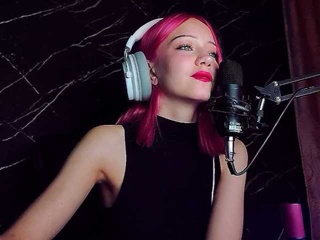 Molodaya live cam on BongaCams