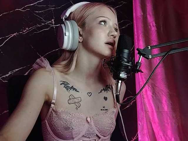 Molodaya live cam on BongaCams