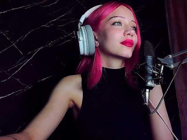 Molodaya live cam on BongaCams