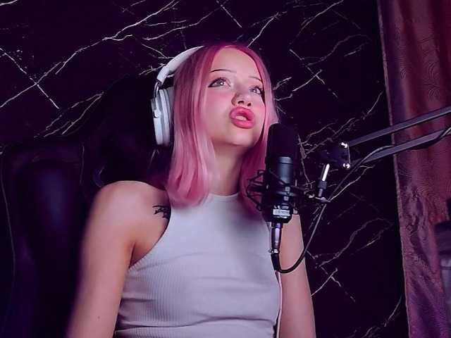 Molodaya live cam on BongaCams