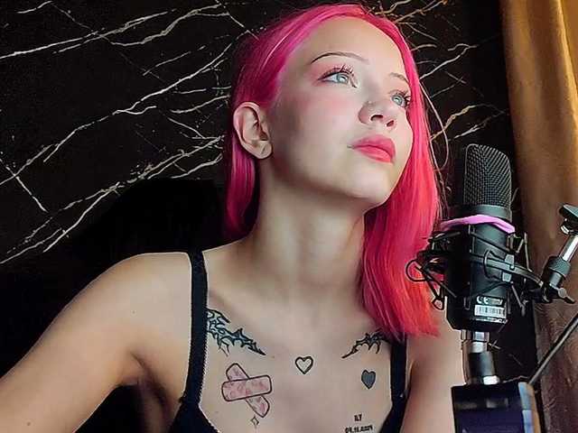 Molodaya live cam on BongaCams