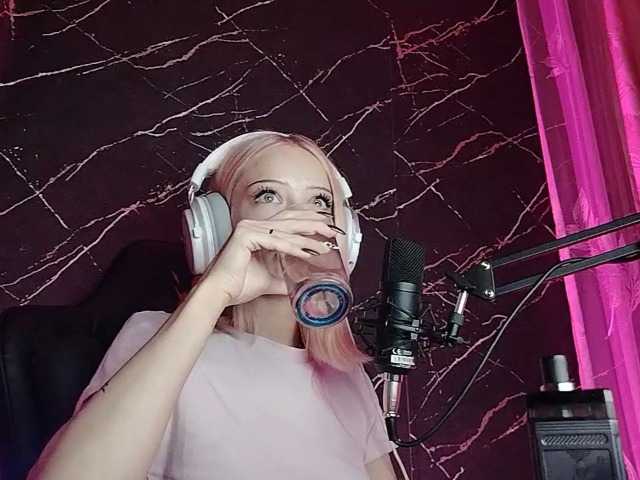 Molodaya live cam on BongaCams