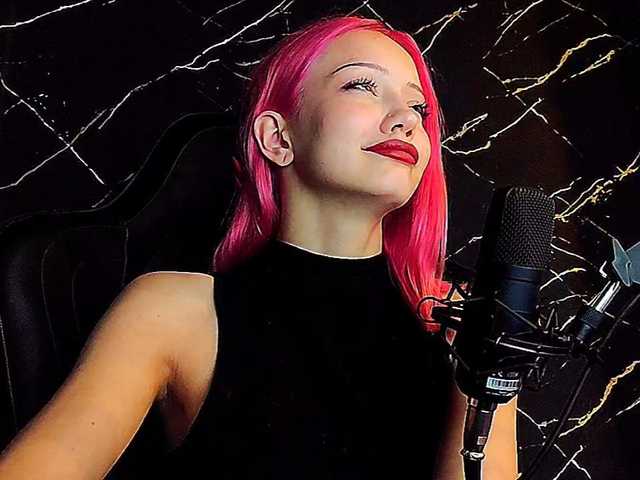 Molodaya live cam on BongaCams