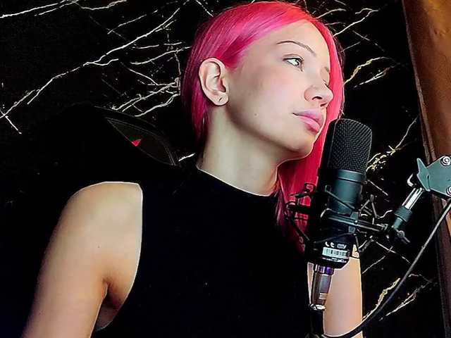 Molodaya live cam on BongaCams