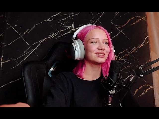 Molodaya live cam on BongaCams