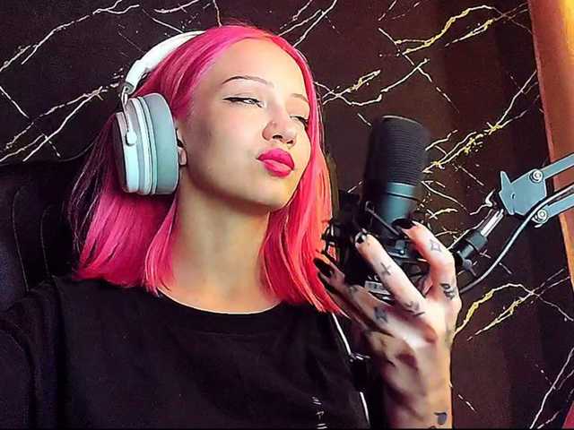 Molodaya live cam on BongaCams