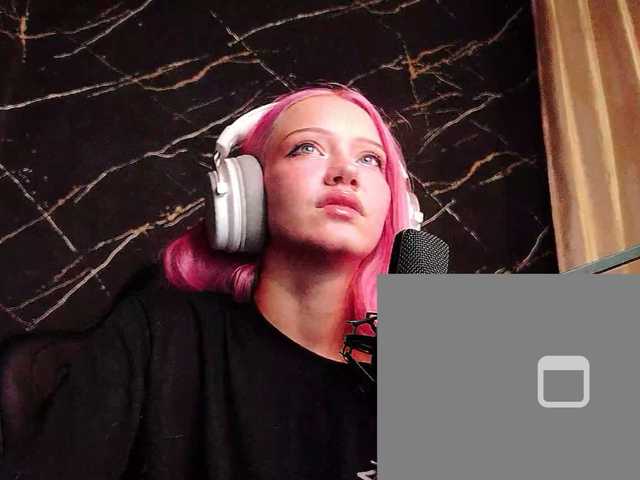 Molodaya live cam on BongaCams