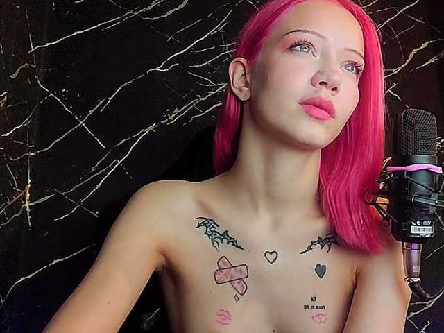Molodaya live cam on BongaCams