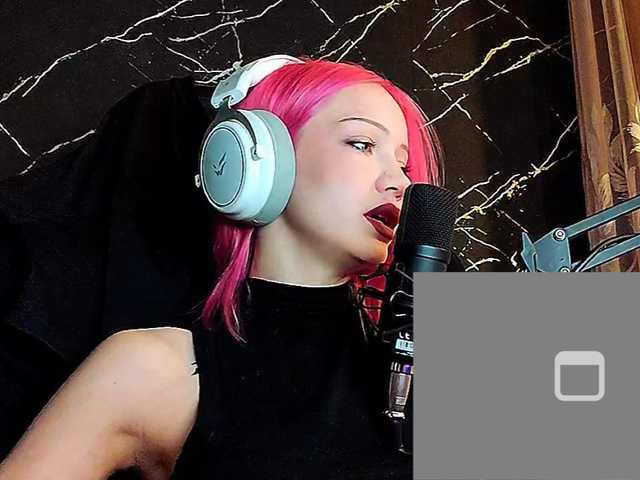 Molodaya live cam on BongaCams