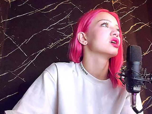 Molodaya live cam on BongaCams