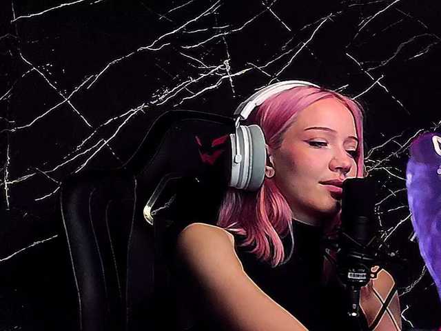 Molodaya live cam on BongaCams